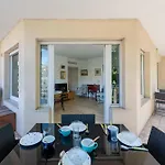 Cozy 2-Br Apartment 6 Minutes From The Beach