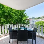 Cozy 2-Br Apartment 6 Minutes From The Beach