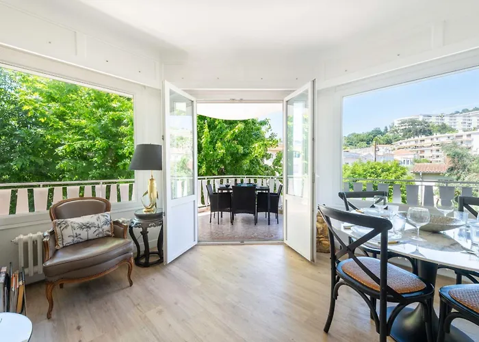 Cozy 2-Br Apartment 6 Minutes From The Beach