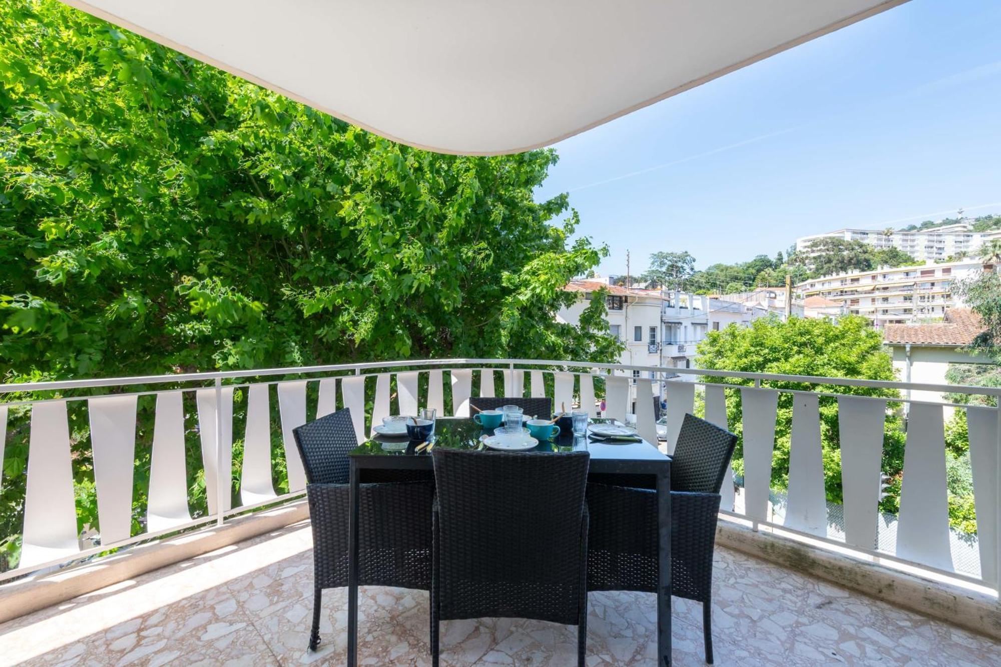 Cozy 2-br 6 Minutes From The Appartamento Cannes