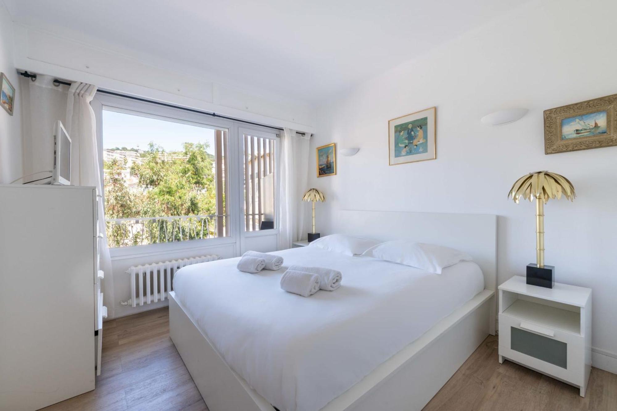Cozy 2-br 6 Minutes From The *